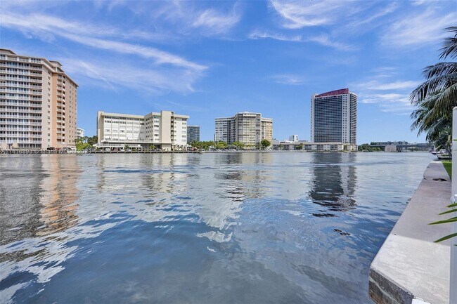 Building Photo - 1913 S Ocean Dr