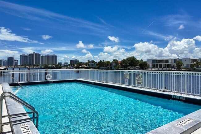 Building Photo - 1913 S Ocean Dr