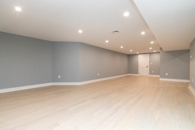 Building Photo - 140 Otis St