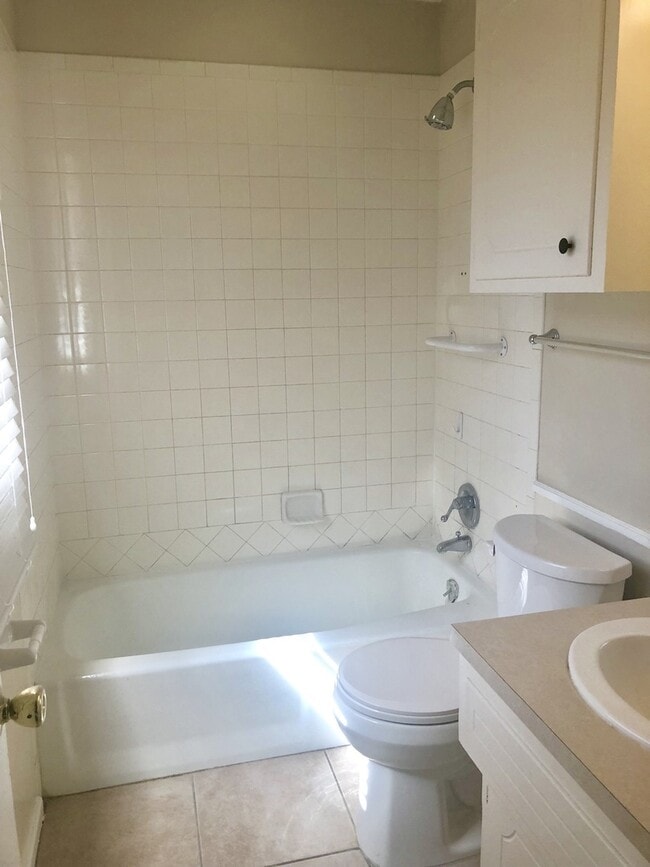 Building Photo - Spacious House