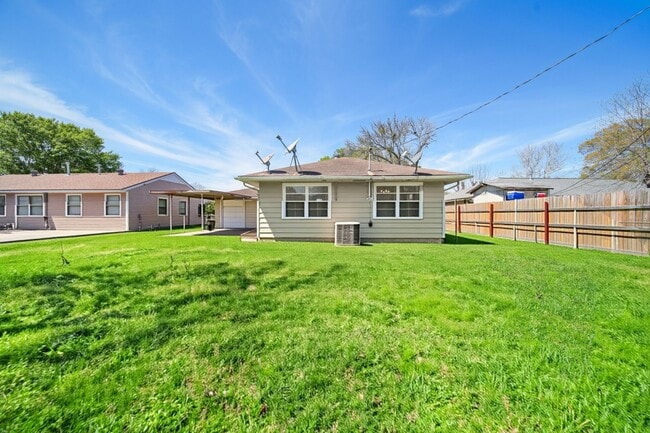 Building Photo - 602 N Circle Dr