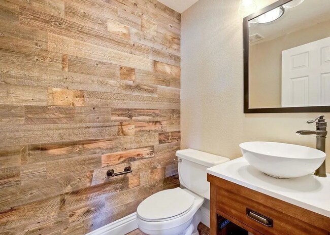 Building Photo - Three Story Townhome Overlooking Singing H...
