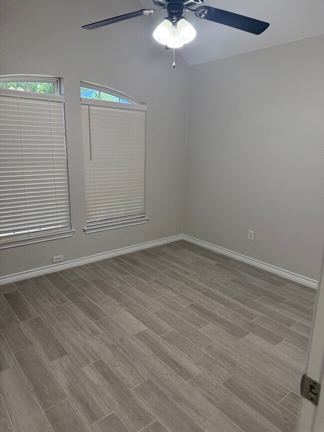 Building Photo - 1123 Neuberry Cliffe