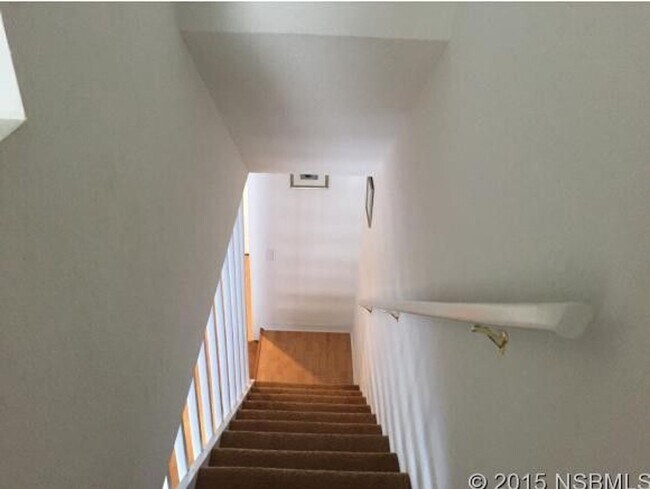 Building Photo - Furnished Beachside Townhome 2 bedroom/ 1.5 bath Dog Friendly Walk to beach