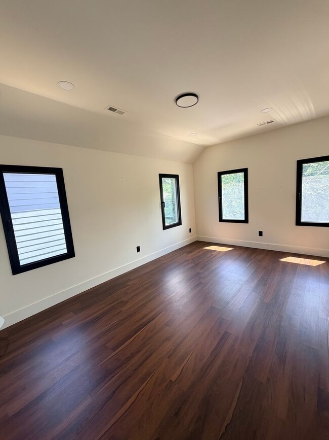 Building Photo - Contemporary Modern Living in North Knoxville! 37917 - 3 Bedroom, 2.5 Bath Stunning 2-story Conte...