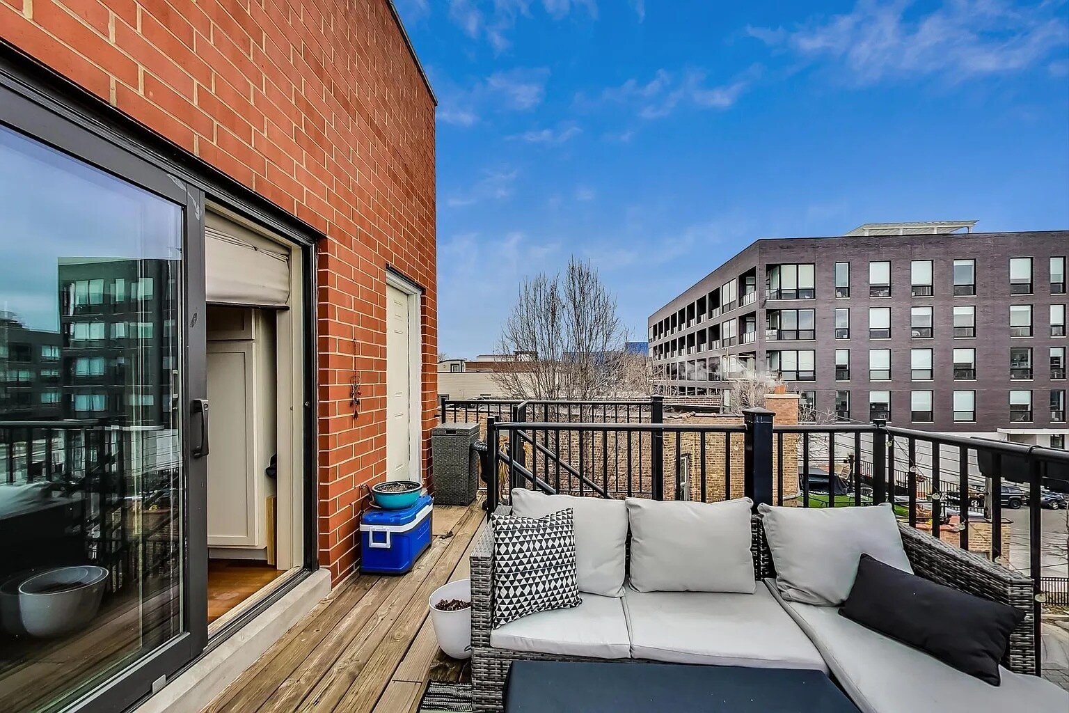 Building Photo - 1651 N Artesian Ave