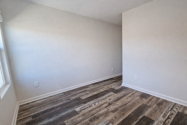 Building Photo - 3BR Townhome • Full Kitchen • Garage + Driveway