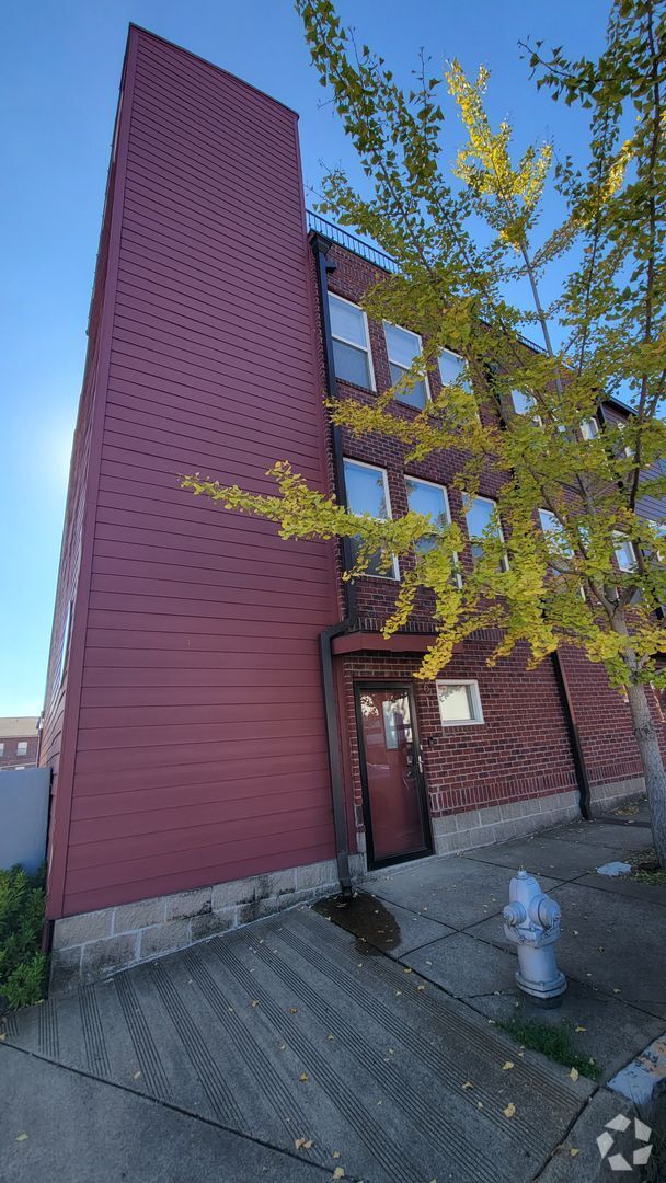 Building Photo - Absolutely adorable townhome in downtown M...