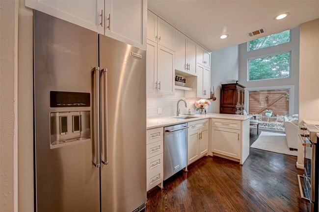 Building Photo - 1547 Cortlandt St