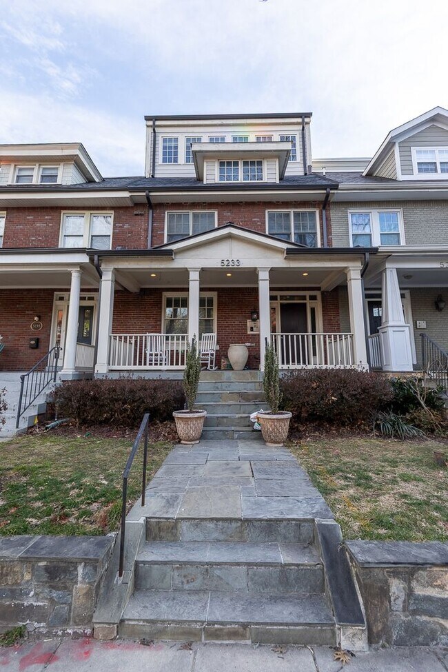 Building Photo - Chevy Chase Area One Bed, One Bath Condo R...