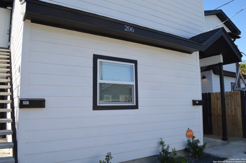 Building Photo - 206 Roberts St