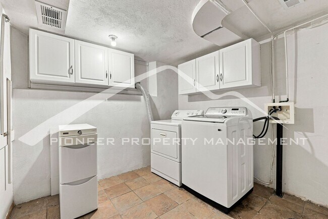 Building Photo - Stunning Home with Washer/Dryer and Gas Grill