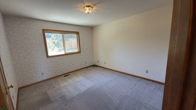 Building Photo - 3405 SW Hillcrest Dr