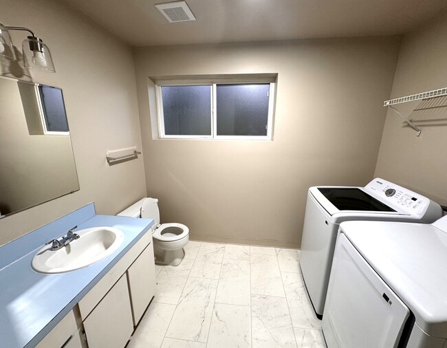 Building Photo - 202 Vashon Ave SE