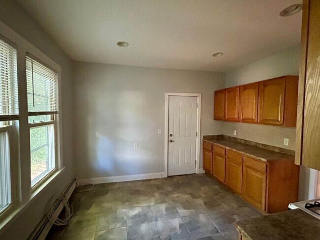 Building Photo - 1st Floor, 3 Bedroom Apartment