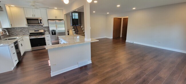 Building Photo - 608 Trent Ln