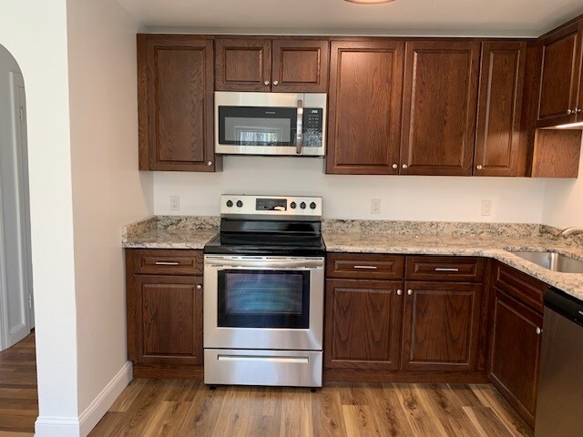 Kitchen w/stainless appliances - 133 Lake Hayward Rd
