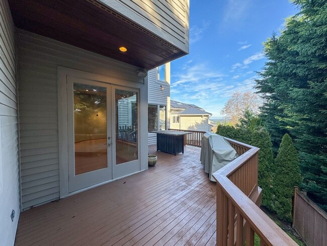 Building Photo - 4bd/4ba Bellevue Home