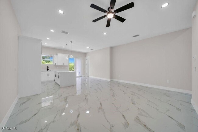 Building Photo - 734 Jack Ave S