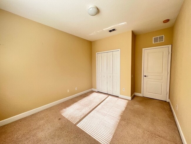 Building Photo - Great townhouse -  available now!