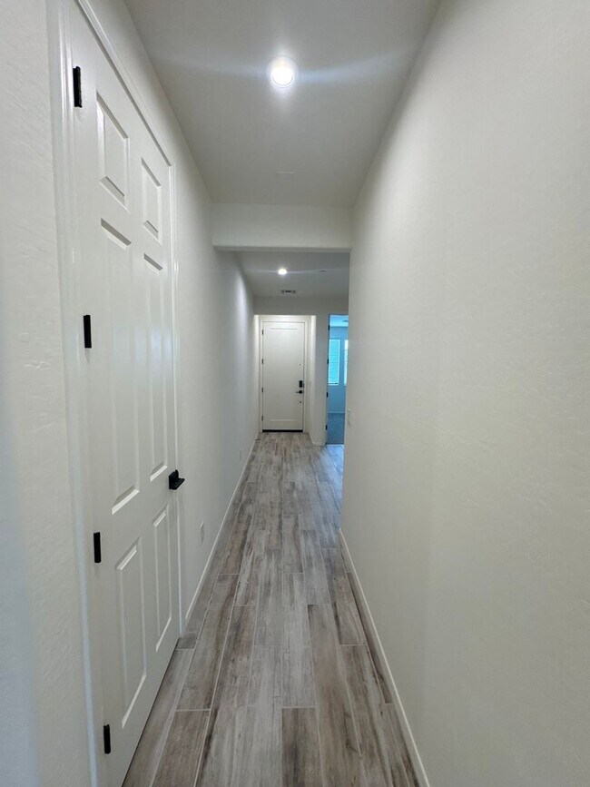 Building Photo - LIKE NEW 4 BEDROOM IN PEORIA