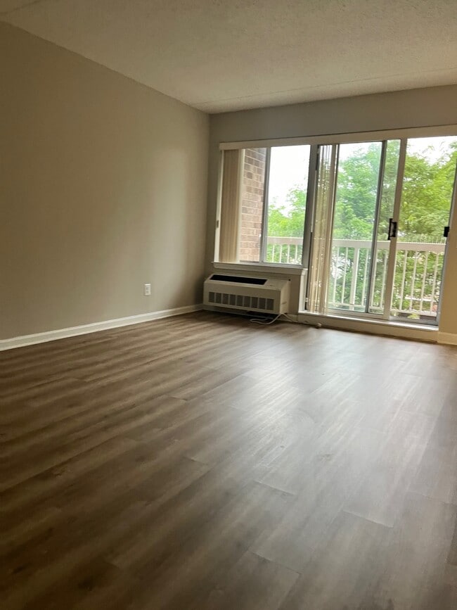 Building Photo - 121 Wellington Ct