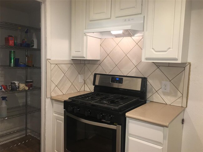 Building Photo - 6804 Suena Dr