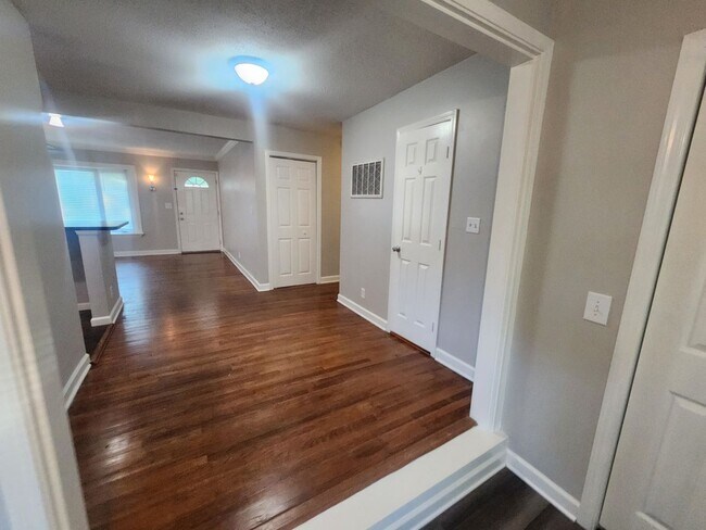 Building Photo - Updated 3 bedroom 1.5 home great for enter...