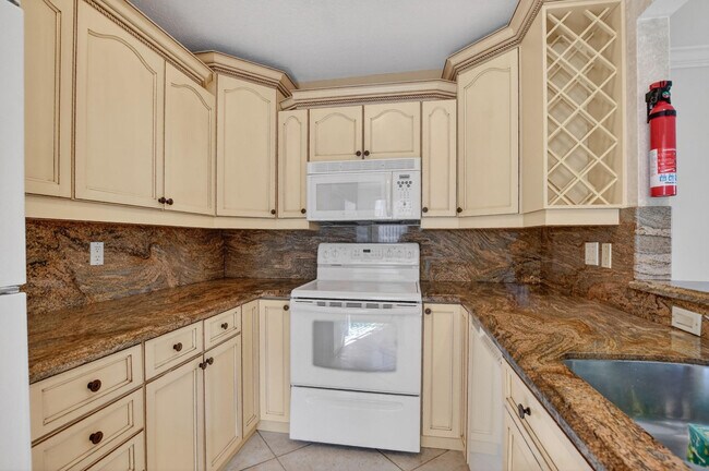 Building Photo - 596 SE 20th Ave