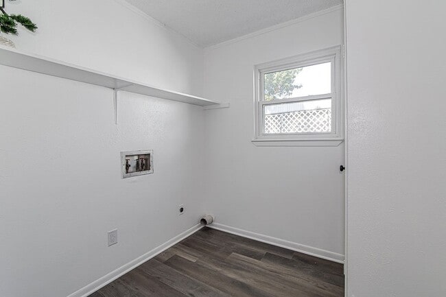 Building Photo - 541 NW Lorna St