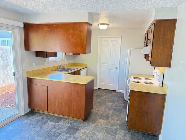 Building Photo - Updated 2 bedroom 1 bathroom dulpex in Springfield!