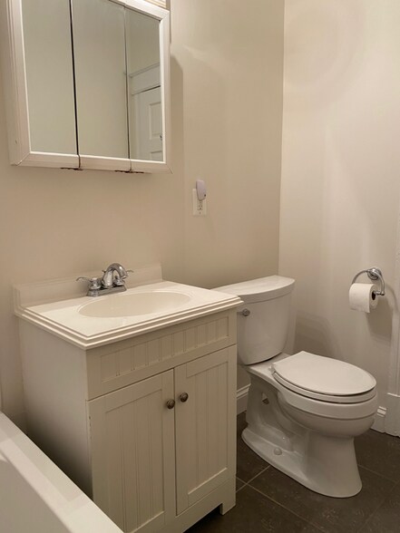 Building Photo - 115 17th St SE