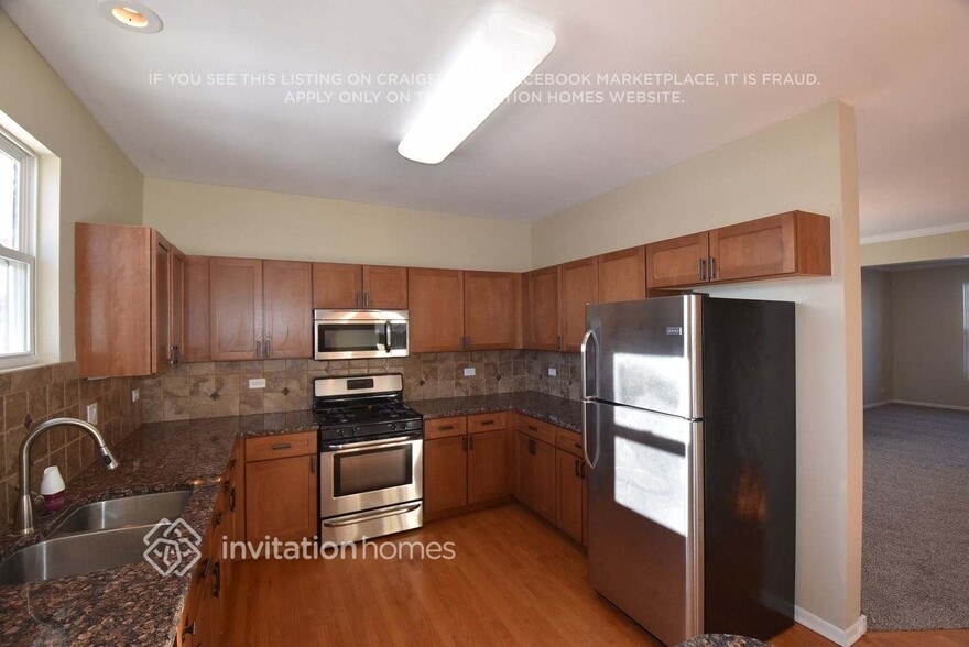 Building Photo - 878 Deer Path Dr