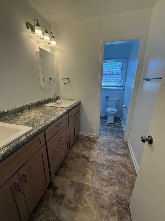 Building Photo - 104-104 N Birchwood Dr