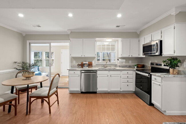 Building Photo - 2028 Wild Flower Ln