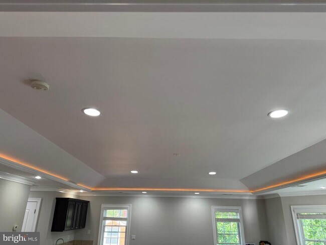 Building Photo - 6529 Fairlawn Dr