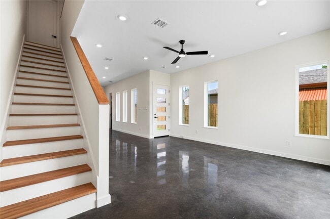 Building Photo - 8022 Colonial Ln