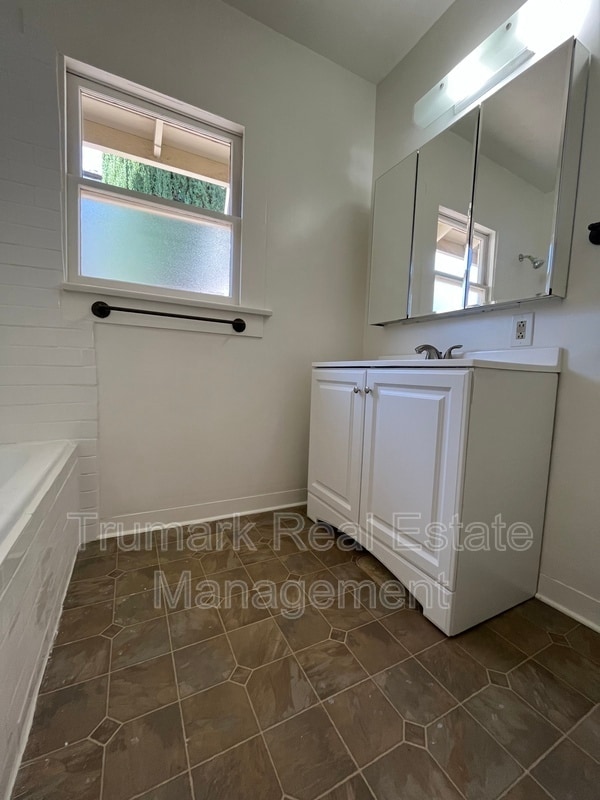 Building Photo - 1887 Monte Vista St