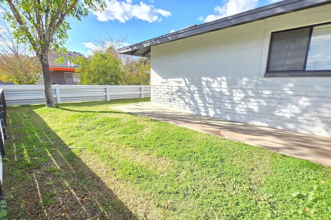 Building Photo - 822 E Rose Ln
