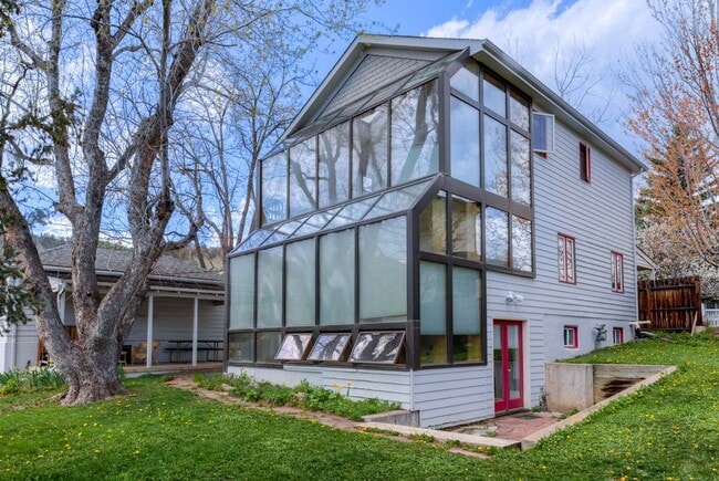 Building Photo - 508 Valley View Dr