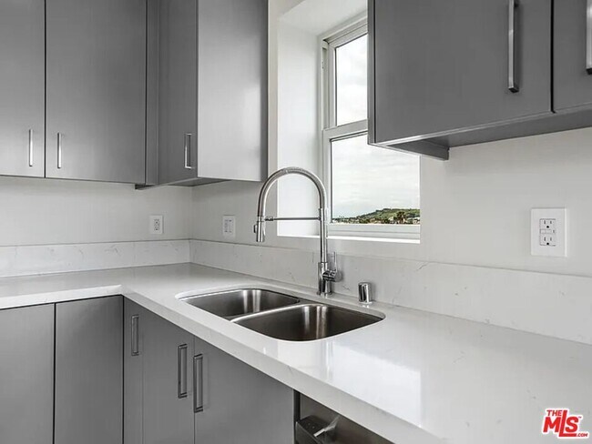 Building Photo - 3308 Mentone Ave