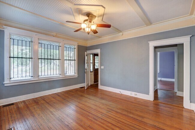 Building Photo - Large Historic Three (of four) Bedroom Apartment