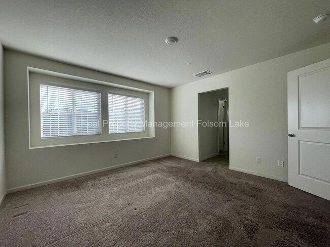 Building Photo - 4bd 2.5ba Home in the desirable Parkbridge...