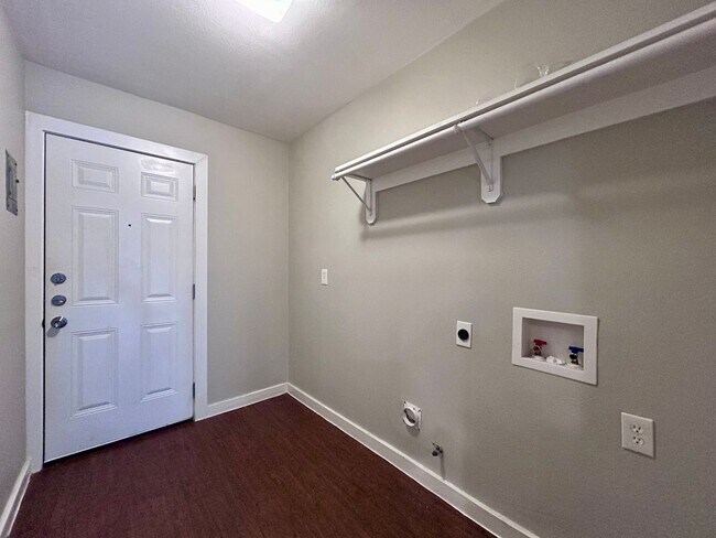 Building Photo - 1900 Gracy Farms Ln