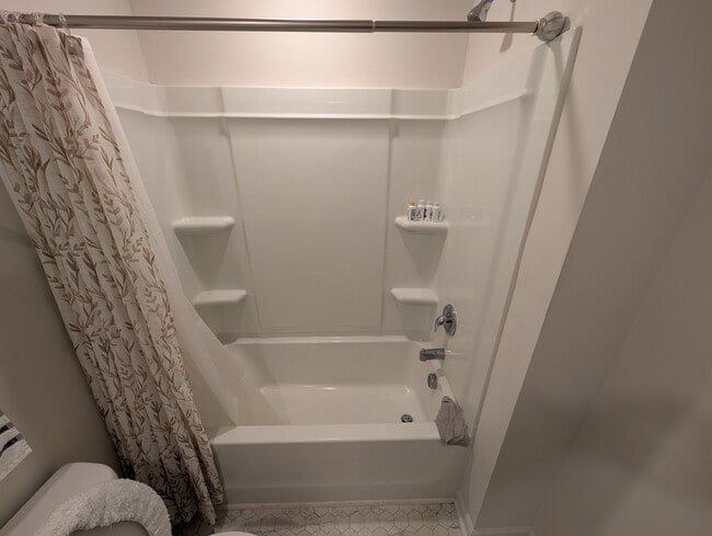 Building Photo - Room in Apartment on North Mills Rd