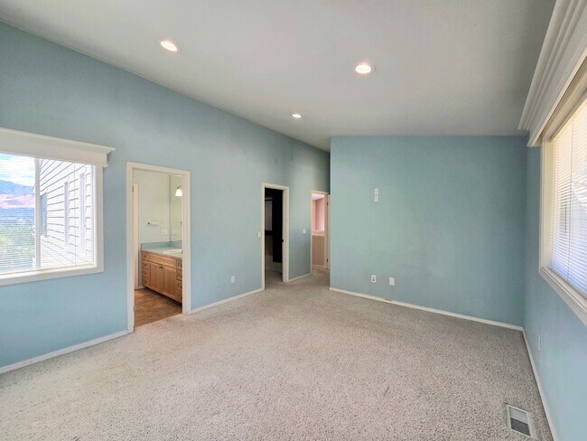 Building Photo - Extra Large 4-Bed, 2.5-Bath for Rent in East Wenatchee SD!