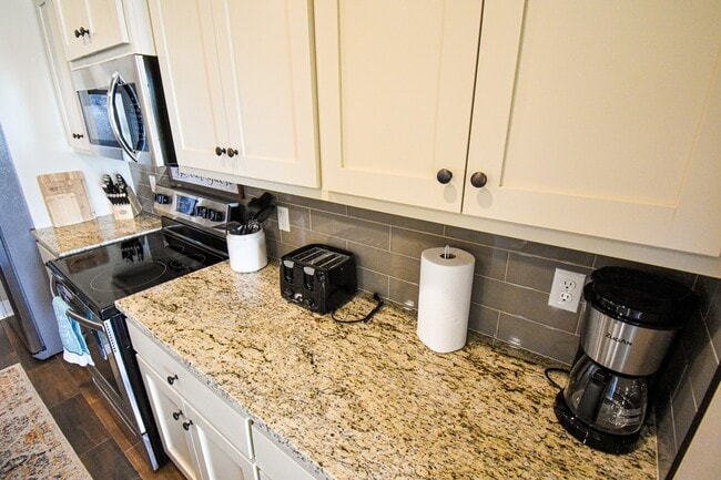 Building Photo - Luxurious  4 Bedroom, 3.5 Bathroom Home In Fayetteville!!  Minutes from the U of A!!