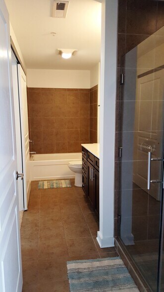 Building Photo - 915 Haywood Rd