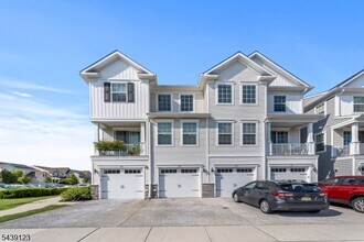 Building Photo - 19 Tippet St