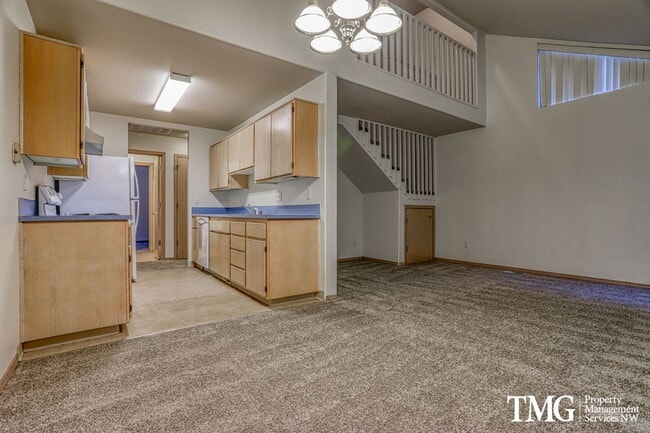 Building Photo - Peaceful 2-bedroom, 2 bath Townhome in thi...